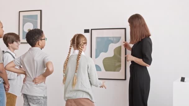 Středně Dlouhý Boční Pohled Studenty Mnohonárodnostní Školy Kteří Dívají Obrazy — Stock video