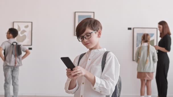 Tour Taille Garçon Caucasien Âge Scolaire Portant Une Chemise Blanche — Video