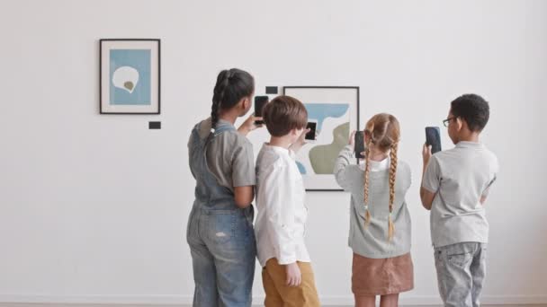 Vista Traseira Trancada Quatro Alunos Ensino Médio Tirando Fotos Pinturas — Vídeo de Stock