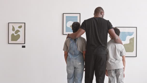 Achter Medium Van Afrikaanse Man Met Zijn Zoon Dochter Zoek — Stockvideo