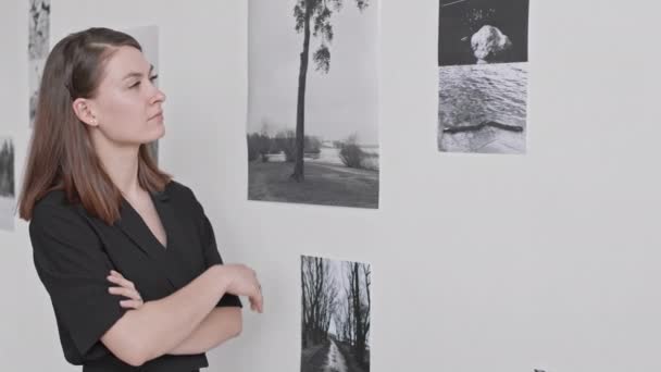 Nachdenkliche Kaukasische Kunstspezialistin Beobachtet Moderne Sammlung Von Schwarz Weiß Fotografien — Stockvideo