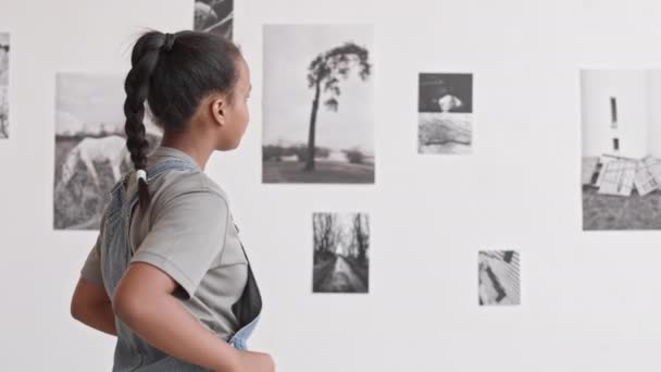 Cintura Adolescente Menina Africana Museu Exposição Fotografia Contemporânea Falando Selfie — Vídeo de Stock