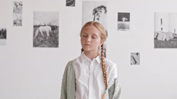 Кавказька Дівчина Світлим Волоссям Одягнена Дві Брами Стоять Музеї Сучасній — стокове відео
