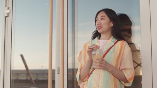 Střední Záběr Krásné Mladé Asijské Ženy Stojící Venku Čerstvým Limonádou — Stock video