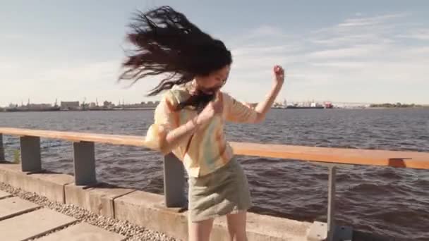 Handheld Tiro Alegre Enérgico Namoradas Festejando Duro Livre Beira Mar — Vídeo de Stock