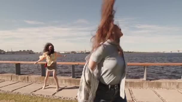 Two Energetic Young Women Dancing Partying Waterfront Sun Enjoying Wind — 비디오