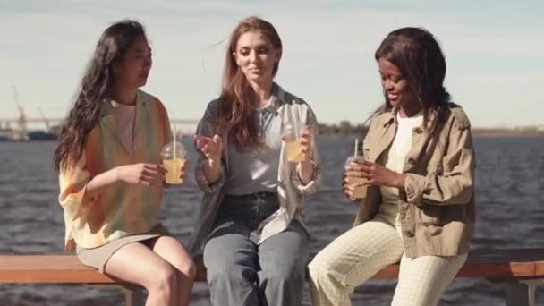 Medium Shot Van Kaukasische Aziatische Afro Amerikaanse Vriendinnen Zittend Aan — Stockvideo