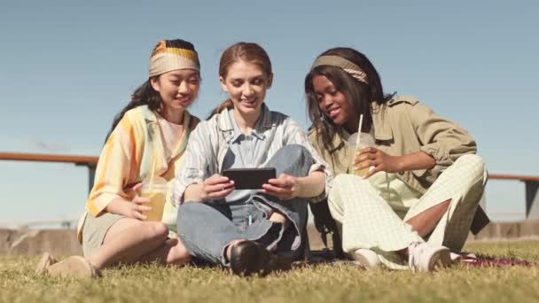 Glad Ung Vit Kvinna Visar Videor Eller Foton Sin Smartphone — Stockvideo