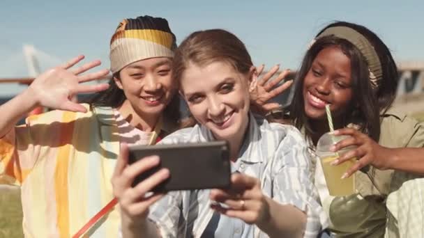 Medium Close Van Drie Jonge Multi Etnische Vrouwelijke Beste Vrienden — Stockvideo