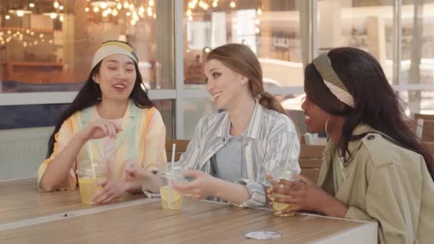 Талия Веселыми Молодыми Многонациональными Женщинами Сидящими Столом Кафе Открытом Воздухе — стоковое видео