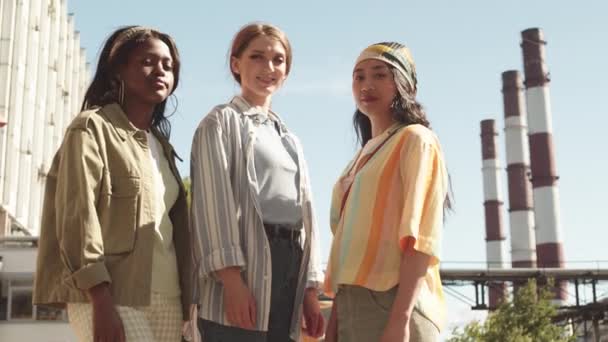 Låg Vinkel Medium Porträtt Tre Självsäkra Multietniska Unga Kvinnor Poserar — Stockvideo