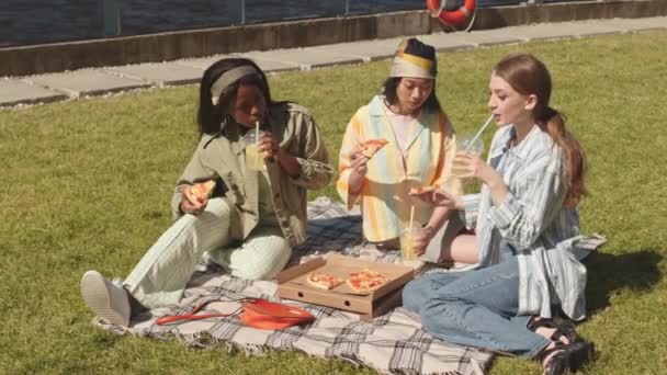 Three Young Multiethnic Female Friends Chatting While Eating Pizza Drinking — Stock Video