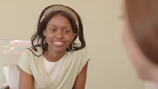 Średnie Zbliżenie Radosnej Młodej Czarnej Kobiety Rozmawiającej Przyjaciółką Lub Koleżanką — Wideo stockowe
