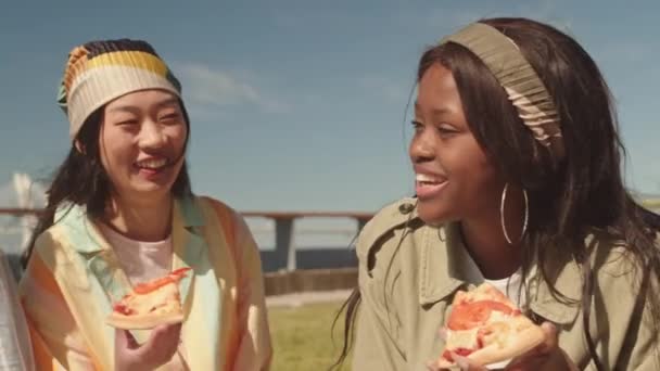 Handheld Panning Medium Close Shot Young Multiethnic Women Enjoying Pizza — Stock Video