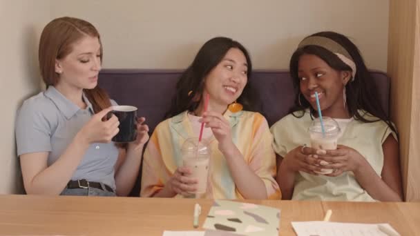 Талия Фото Трех Молодых Многонациональных Девушек Проводящих Время Вместе Кафе — стоковое видео