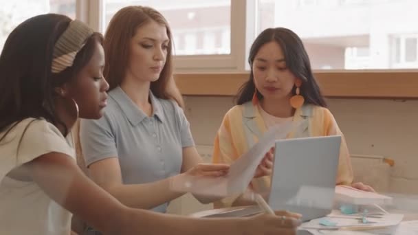 Cintura Jovens Mulheres Multiétnicas Trabalhando Esboços Moda Juntos Discutindo Elementos — Vídeo de Stock