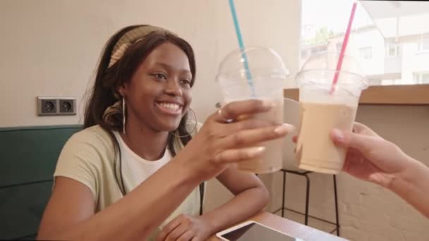 Medium Close Duas Jovens Mulheres Multiétnicas Desfrutando Suas Bebidas Frias — Vídeo de Stock