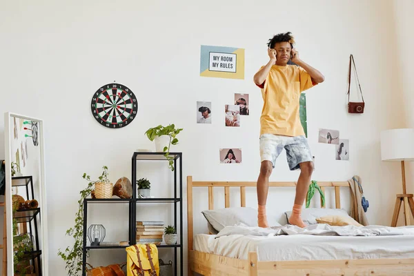 Adolescent garçon saut sur lit — Photo