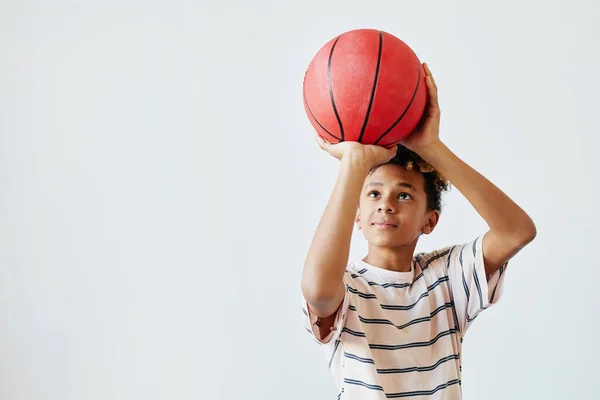 Tenage Boy spelar basket — Stockfoto