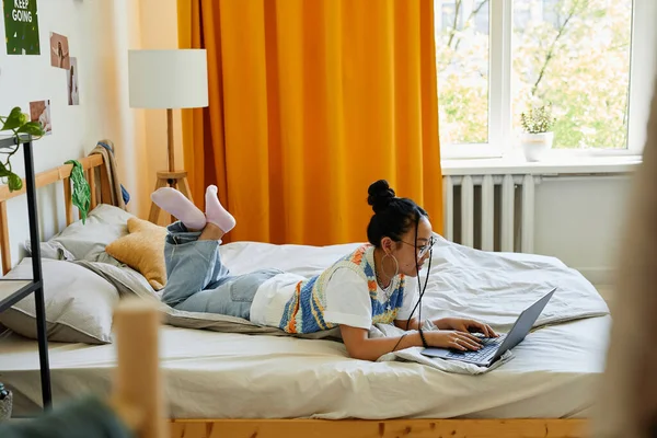 Menina adolescente usando laptop — Fotografia de Stock