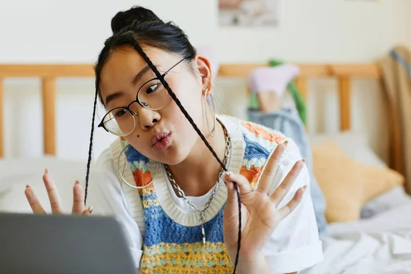 Zorgeloze tiener meisje having plezier — Stockfoto