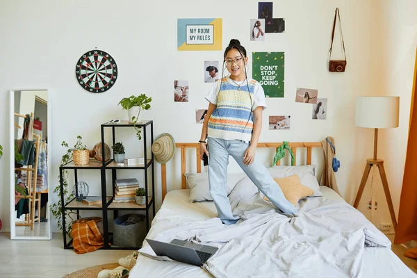 Portrait de l'adolescente dans sa chambre — Photo
