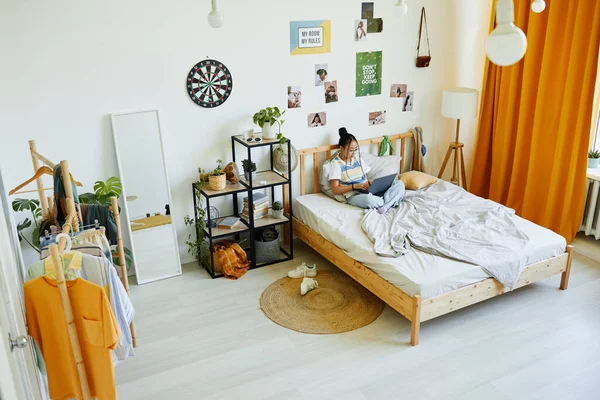 Adolescente dans sa chambre grand angle — Photo