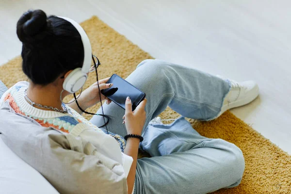 Tiener meisje met behulp van smartphone — Stockfoto