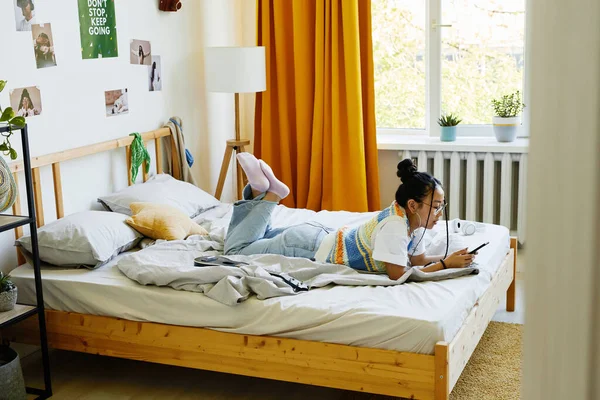 Modern Genç Kız Yatakta Yatıyor — Stok fotoğraf