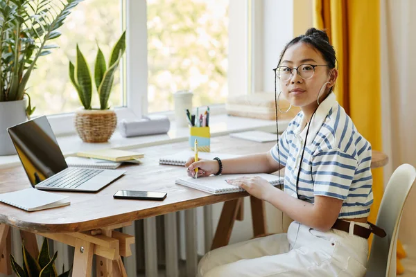Aziatisch tiener meisje studeren thuis — Stockfoto