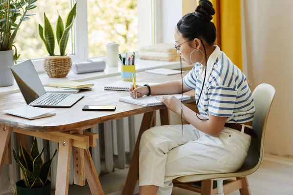 Adolescente chica estudiando en casa — Foto de Stock