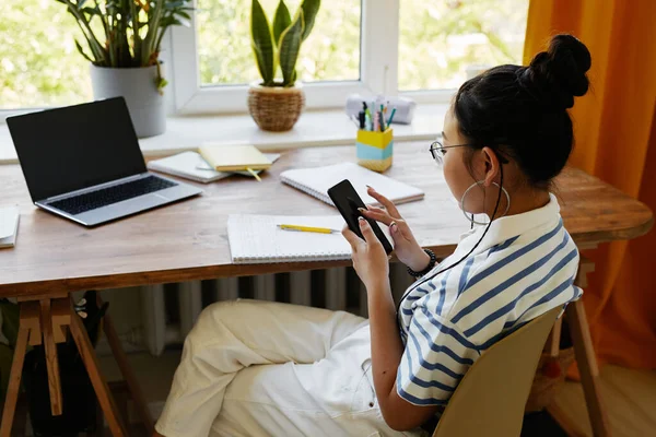 Tiener meisje met behulp van Smartphone bij de balie — Stockfoto