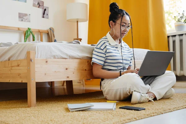 Menina adolescente usando laptop no chão — Fotografia de Stock