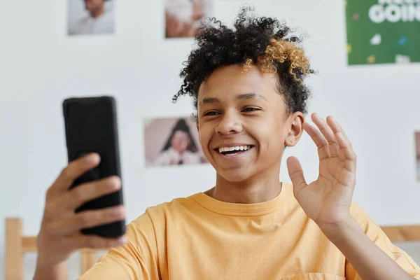 Tonårspojken vinkar åt Smartphone — Stockfoto