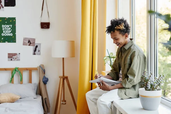 Vue de côté adolescent garçon faire des devoirs — Photo