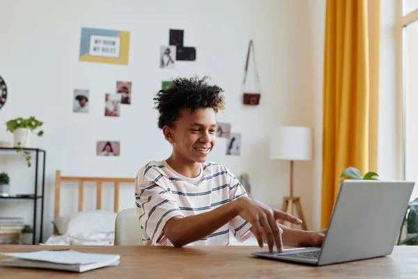 Sorrindo Adolescente Jogos de Vídeo — Fotografia de Stock