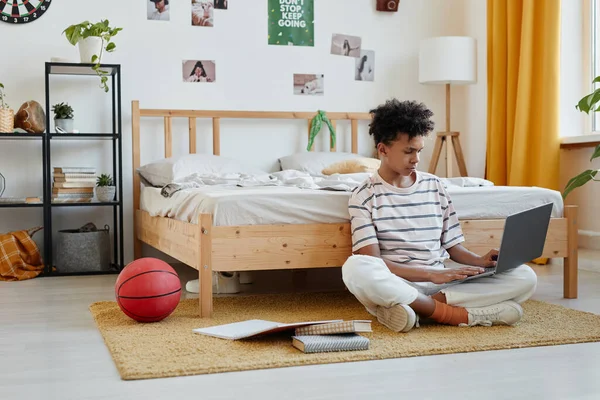 Adolescent garçon dans chambre — Photo