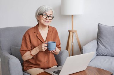 Başarılı Olgun İş Kadını Minimum