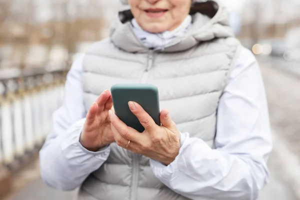 Mujer madura sosteniendo Smartphone — Foto de Stock