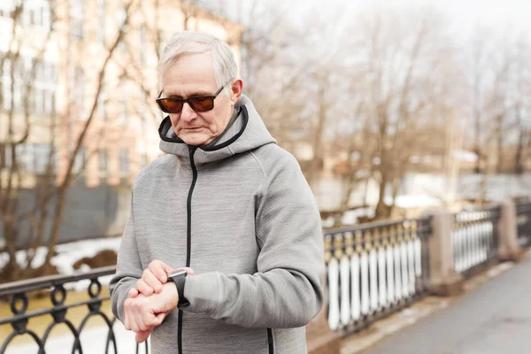 Uomo anziano attivo all'aperto — Foto Stock