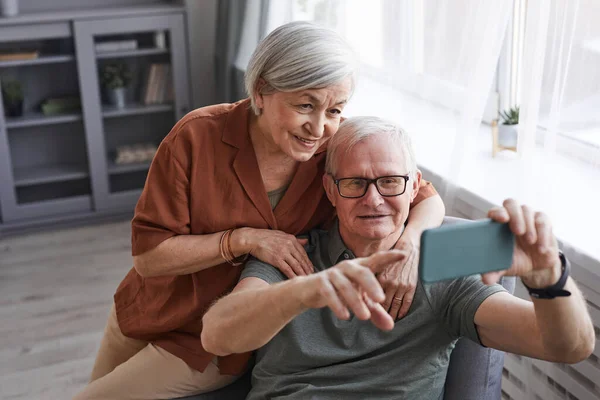 Pareja mayor tomando selfie — Foto de Stock