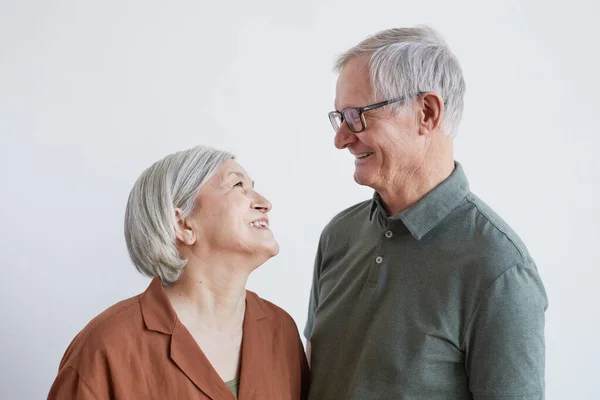 Pareja mayor sonriente mirándose —  Fotos de Stock