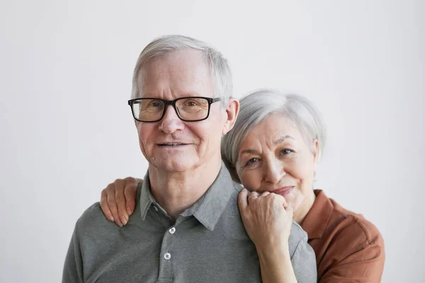 Gondoskodó idős pár. — Stock Fotó