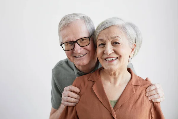 Портрет улыбающейся пожилой пары — стоковое фото