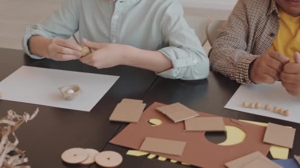 Alto Ângulo Estudantes Irreconhecíveis Cortados Sentados Mesa Fazendo Artesanato Plasticina — Vídeo de Stock