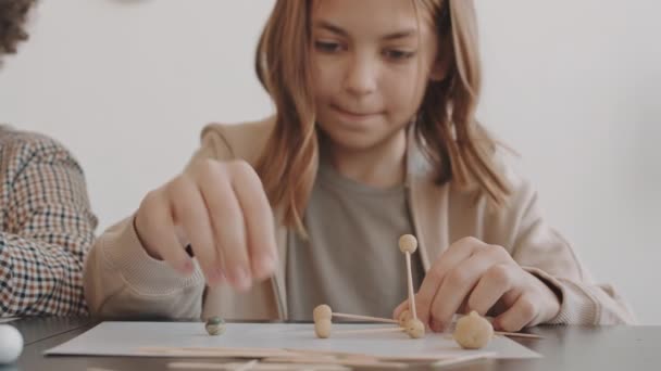 Brust Eines Kaukasischen Mädchens Schulalter Das Schreibtisch Sitzt Und Miniaturmodelle — Stockvideo