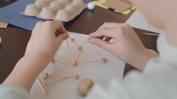 Plasticin Ahşap Kürdanları Kullanarak Minyatür Modeller Yapan Tanınmamış Bir Insanın — Stok video