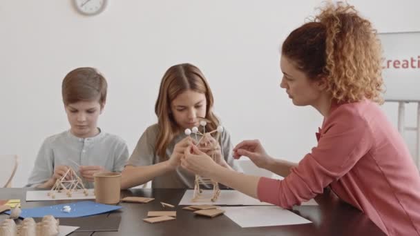 Side View Young Curly Caucasian Woman Sitting Table Helping Elementary — 图库视频影像