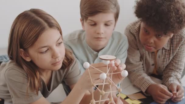 Diverse Jungen Und Mädchen Grundschulalter Bauen Bastelmodelle Für Schulprojekt Innenraum — Stockvideo