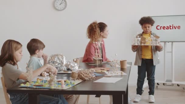 Volledig Shot Van Krullend Gemengde Race Jongen Staan Klas Presentatie — Stockvideo